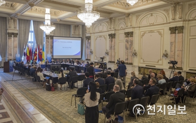 19일 루마니아 부쿠레슈티 국회의사당에서 열린 유럽 전직 고위 정치인들의 평화문화 전파와 한반도 평화통일 지지 촉구 모임에서 참석자들이 한반도 평화 통일을 위한 방안을 논의하고 있다. (제공: HWPL) ⓒ천지일보(뉴스천지) 2018.5.19