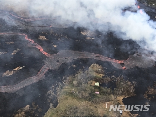 【파호아(미 하와이섬)=AP/뉴시스】 23일(현지시간) 미 하와이섬 킬라우에아 화산의 동쪽에서 용암이 흐르고 있다.