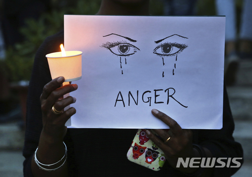 지난 4월 16일 인도에서 벌어진 성범죄 규탄 시위에서 한 여성이 촛불을 들고 있다. (출처: 뉴시스)