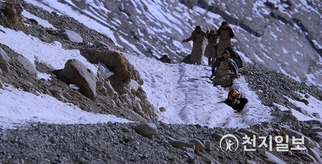 성산으로 불리는 눈 덮인 카일로스산에 니이마 순례단이 오체투지를 하면서 오르고 있다. 영화 ‘영혼의 순례길’ 스틸컷 (제공: 영화사 오원) ⓒ천지일보(뉴스천지) 2018.5.24