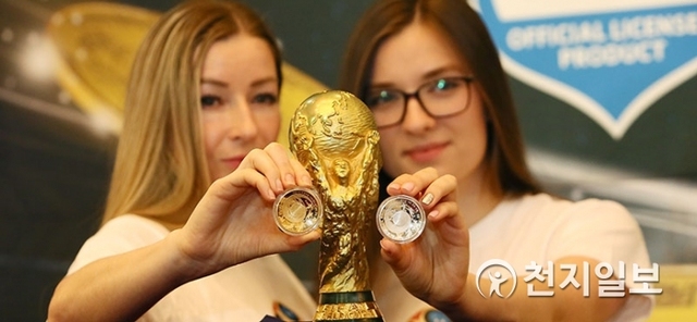 [천지일보=박혜옥 기자] 25일 오전 서울 중구 주한 러시아 대사관에서 열린 2018 FIFA 러시아 월드컵기념주화 및 한국조폐공사 돔형 FIFA 공식 기념메달 발표회에서 모델들이 돔형 FIFA 공식 기념메달을 들고 포즈를 취하고 있다. ⓒ천지일보(뉴스천지) 2018.5.25