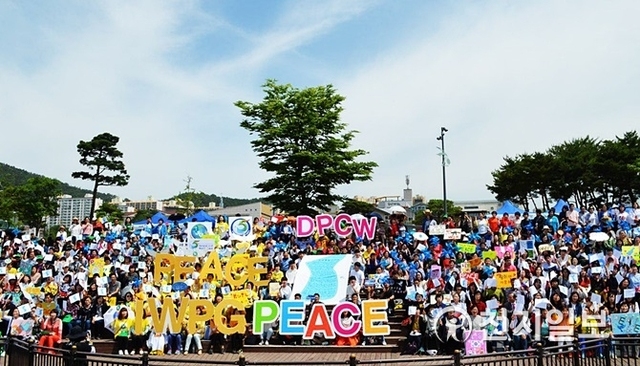 HWPL 순천지부 회원 2000여명이 세계평화선언 5주년 행사에 참여해 평화 메시지를 전하고 있다. ⓒ천지일보(뉴스천지) 2018.5.25