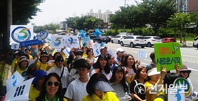HWPL 순천지부 회원 2000여명이 평화 걷기 행사에 참여하고 있다. ⓒ천지일보(뉴스천지) 2018.5.25