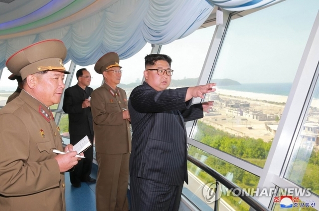 북한 김정은 국무위원장이 원산갈마해안관광지구건설현장을 시찰했다고 조선중앙통신이 26일 보도했다. (출처: 연합뉴스)