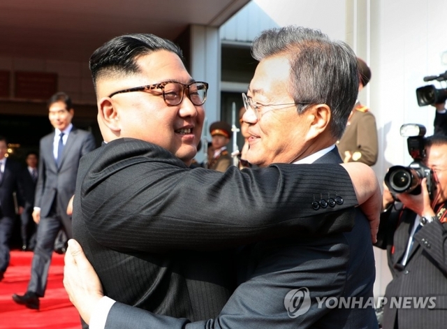 문재인 대통령과 북한 김정은 국무위원장이 26일 오후 판문점 북측 통일각에서 정상회담을 마친 후 헤어지며 포옹하고 있다. (출처: 연합뉴스)