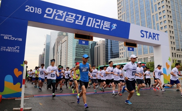 현대글로비스가 지난 4월 22일 서울 여의도공원에서 ‘2018 안전공감 마라톤’을 개최한 가운데 참가자 5천여명이 출발 신호와 함께 달리고 있다. (제공: 현대글리비스)