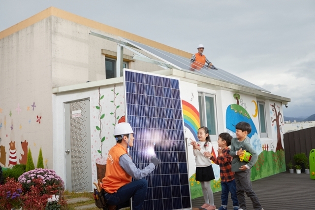 ‘Happy Sunshine 캠페인’은 비즈니스와 연계한 한화의 대표적인 친환경 사회공헌 프로그램이다. 한화는 글로벌 1위 태양광 업체로서 2011년부터 7년간 총 217개 복지시설에 1527kW 규모의 태양광 발전설비를 지원하고 있다. (제공: 한화그룹)