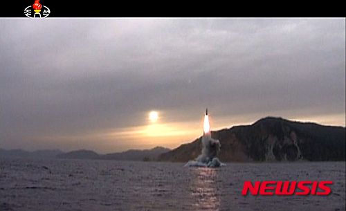 북한이 공개한 SLBM 시험발사 장면. (출처: 뉴시스)