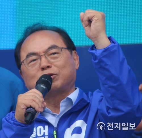 [6.13선거] ‘부산갈매기’ 부르는 오거돈 부산시장 후보 ⓒ천지일보(뉴스천지) 2018.5.31