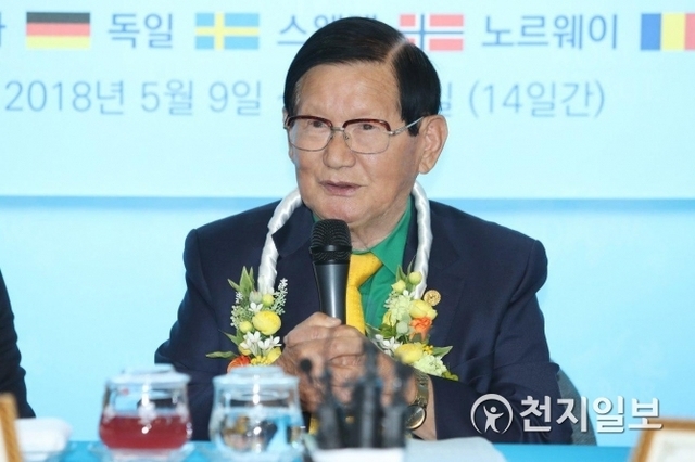 HWPL Chairman Man Hee Lee speaking his thoughts on visiting five European countries—Ukraine, Germany, Sweden, Norway and Romania—at the press conference upon returning from the 27th World Peace Tour, held in Incheon International Airport on 23 May 2018. (Source: HWPL)