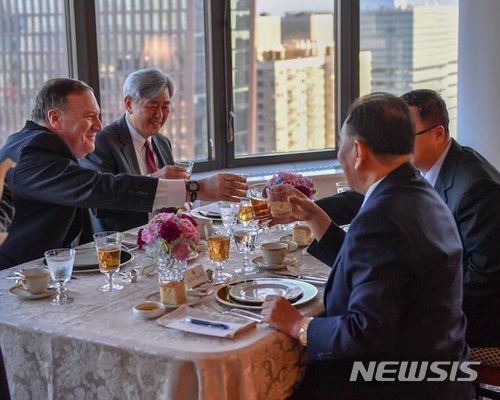 마이크 폼페이오 미국 국무장관(왼쪽)과 김영철 북한 노동당 부위원장(오른쪽)이 30일(현지시간) 미국 뉴욕에서 만찬을 가지며 건배하고 있다. (출처: 뉴시스)