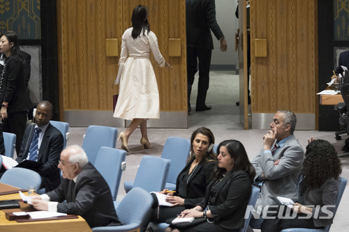 니키 헤일리 미국 유엔 대사(흰옷 입은 여성)가 15일(현지시간) 유엔 안전보장이사회에서 열린 팔레스타인 시위 유혈진압 사태에 관한 회의도중 팔레스타인 자치정부의 리야드 만수르 대사(왼쪽)가 이스라엘을 비난하는 발언을 듣지 않고 도중에 자리에서 일어나 퇴장하고 있다. (출처: 뉴시스)