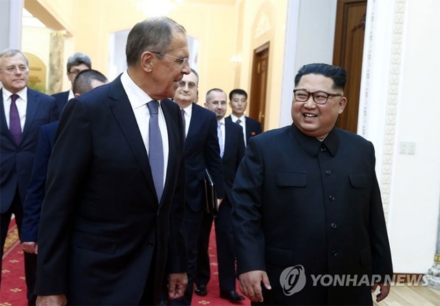 (평양 타스=연합뉴스) 31일(현지시간) 김정은 북한 국무위원장이 평양을 방문한 세르게이 라브로프 러시아 외무장관과 대화하고 있다.