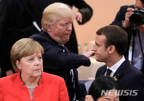 도널드 트럼프 미국 대통령(가운데)와 에마뉘엘 마크롱 프랑스 대통령(오른쪽), 앙겔라 메르켈 독일 총리. (출처: 뉴시스)