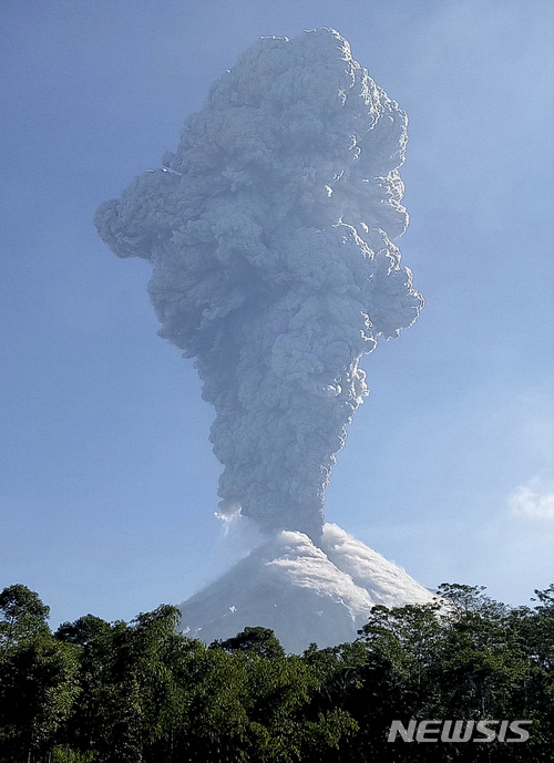 【캉크링간=AP/뉴시스】인도네시아 욕야카르타 므라피 화산이 1일 폭발해 화산재가 약 6km 상공까지 치솟고 있다. 사진은 캉크링간 쪽에서 바라본 모습이다.