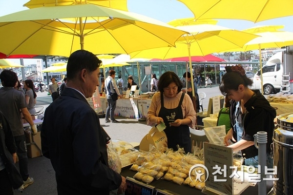 1일 ‘공동체한마당’ 행사에 참여한 시민들이 화분 만들기 체험을 하고 있다. (제공: 코레일) ⓒ천지일보(뉴스천지) 2018.6.1