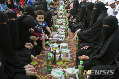 【쿠알라룸푸르=AP/뉴시스】 말레이시아 무슬림 여성들이 3일 메르데카 광장에서 라마단 기간 중 일몰과 함께하는 금식 해제를 기다리고 있다. 2018. 6. 3. (출처: 뉴시스)