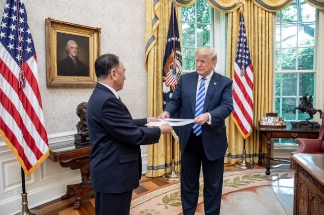 지난 1일 미국 워싱턴D.C. 백악관에서 도널드 트럼프 미국 대통령이 김영철 북한 부위원장으로부터 김정은 북한 국무위원장의 친서를 받고 있다. (출처: 백악관)