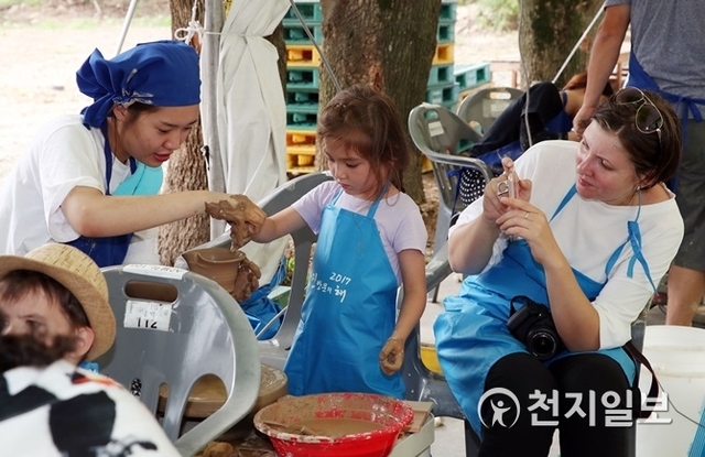 지난해 강진청자축제에 참가한 외국 어린이가 물레체험을 하고 있다. (제공: 강진군) ⓒ천지일보(뉴스천지) 2018.6.4