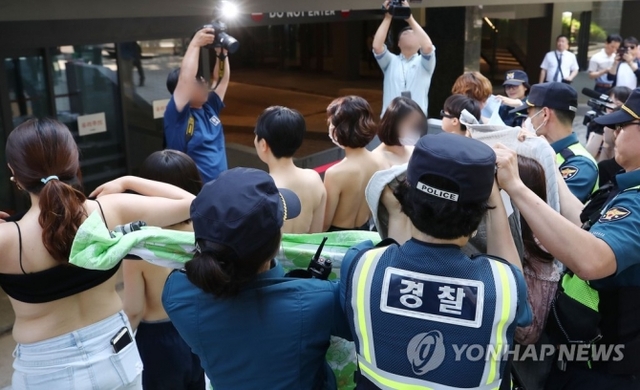 2일 오후 서울 강남구 페이스북코리아 앞에서 여성단체 '불꽃페미액션' 회원들이 페이스북의 성차별적 규정에 항의하는 상의 탈의 시위를 하고 있다. 이 단체는 앞서 페이스북이 남성의 반라 사진은 그대로 두면서 여성의 반라 사진만 삭제하는 점을 규탄하기 위해 기자회견을 열었다고 밝혔다. (출처: 연합뉴스)