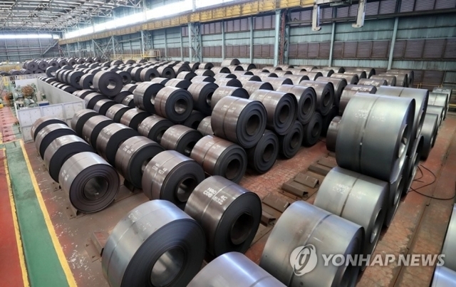 경북 포항 한 철강회사 제품창고에 열연코일이 쌓여 있는 모습. (출처: 연합뉴스)