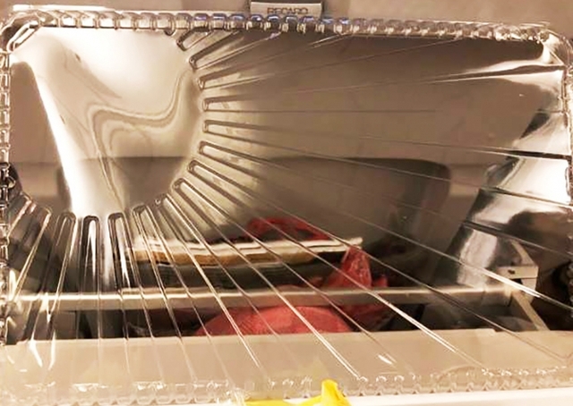 일본항공(JAL)에서 제공되는 기내식 중 유대교식인 ‘코셔밀’의 투명 플라스틱 덮개에 전범기 문양이 그려져 있는 모습. (출처: 인터넷 커뮤니티, 제보: 이충곤)