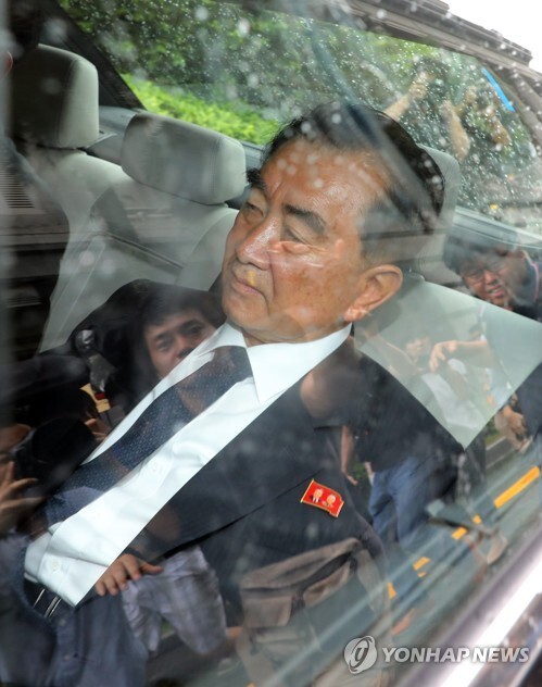 김창선 북한 국무위원회 부장이 5월30일 차량으로 싱가포르 숙소를 나서고 있다. (출처: 연합뉴스)