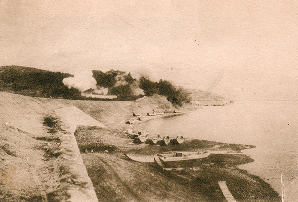 1920년  한강변  서빙고(西氷庫)  일대의  풍경  사진.  저  멀리  기차가  지나는  곳에  제천정(濟川亭)  터널의  모습이  보인다(출처: 서울역사박물관)