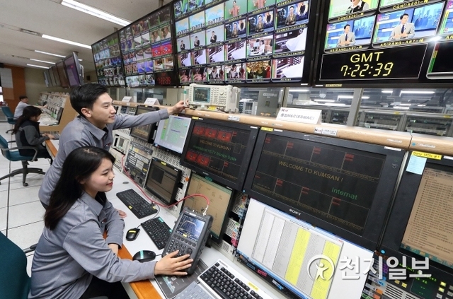 KT SAT 직원들이 금산위성센터에서 방송 서비스를 모니터링하고 있다. (제공: KT) ⓒ천지일보(뉴스천지) 2018.6.7
