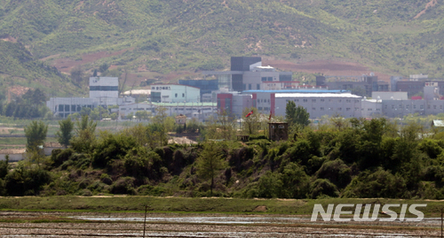 DMZ 비무장지대 인근서 바라본 북한 기정동 마을과 개성공단 입주 건물들의 모습. (출처: 뉴시스)