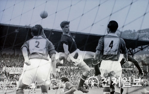 1954년 스위스월드컵에서 한국 선수들이 헝가리의 공격을 막아내는 모습. 분전했으나 0-9 참패를 당했다. (출처: 연합뉴스 월드컵 사진전) ⓒ천지일보(뉴스천지) 2018.6.7