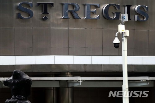 북미정상회담을 나흘 앞둔 8일 오전 김정은 북한 국무위원장의 숙소로 유력한 싱가포르 세인트 리지스 호텔 앞에 고성능 CCTV가 새로 설치되어 있다. (출처: 뉴시스)