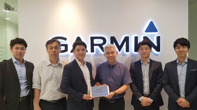글로리아항공이 GARMIN으로부터 아시아 서비스센터 인증서를 받고 있다. (제공: 글로리아항공)