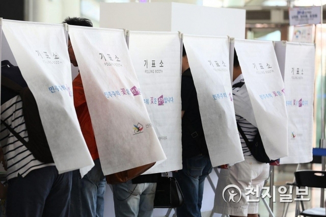 [천지일보=장수경 기자] 6.13 지방선거 사전투표 둘째 날이자 마감일인 9일 서울역에 마련된 사전투표소에서 시민들이 투표에 참여하고 있다. 이날 오전 8시 전국 평균 투표율은 9.54%로 집계됐다. ⓒ천지일보(뉴스천지) 2018.6.9