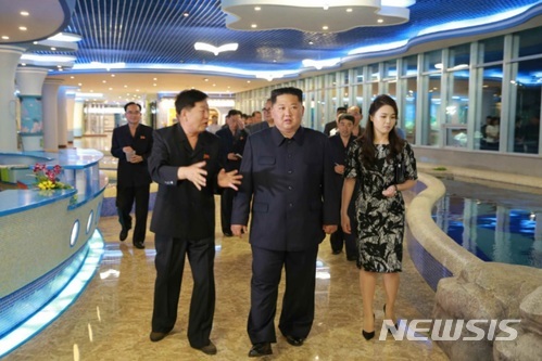 북한 노동신문은 김정은 국무위원장이 부인 리설주 여사와 함께 새로 건설한 평양 대동강수산물식당을 시찰했다고9일 보도했다. (출처: 뉴시스)