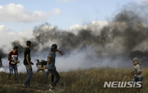 최근 이스라엘 건국 70주년과 땅을 빼앗긴 팔레스타인의 충돌이 일어나고 있는 가자지구의 칸 유니스 국경철책 부근에서 6월 1일(현지시간)에도 양쪽의 공격이 계속되고 있다. (출처: 뉴시스)