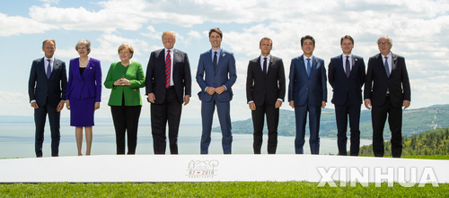 8일(현지시간) 캐나다 퀘벡주의 샤를부아에서 열린 G7 정상회의에서 미국, 영국, 일본, 독일, 프랑스, 캐나다, 이탈리아 등 정상이 기념사진을 찍고 있다. (출처: 뉴시스)