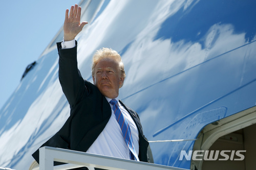 도널드 트럼프 미국 대통령이 9일(현지시간) 캐나다 퀘벡의 바고트빌 공군 기지에서 에어포스원에 탑승하고 있다. 트럼프 대통령은 오는 12일 싱가포르에서 북미 정상회담을 갖는다. (출처: 뉴시스)