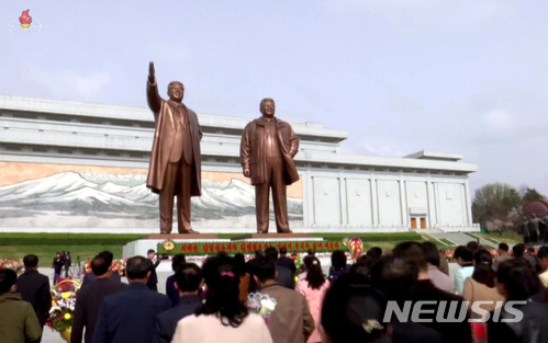 조선중앙TV는 김일성 주석의 생일인 태양절(4월15일)을 맞아 평양시내에 세워진 김일성 동상을 방문한 인민군들과 각계 각층 시민들이 꽃을 전달했다고 15일 보도했다. (출처: 뉴시스)