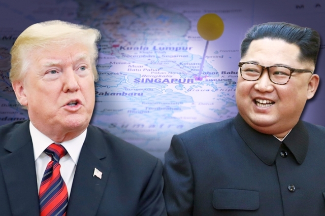 6.12 북미정상회담을 앞두고 핵심의제인 비핵화와 체제보상을 두고 관심이 쏠린다. 사진은 도널드 트럼프 미국 대통령(왼쪽)과 김정은 북한 국무위원장, 배경은 싱가포르 지도 (출처: 뉴시스, 게티이미지코리아)