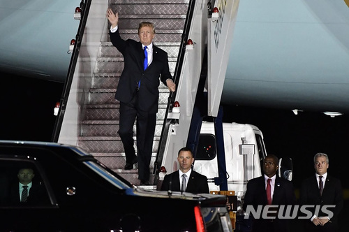 북미정상회담을 위해 10일 오후 싱가포르를 방문한 미국 도널드 트럼프 대통령이 10일 오후 싱가포르 파야레바 공군기지에 도착해 전용기에서 내리고 있다. (출처: 뉴시스)