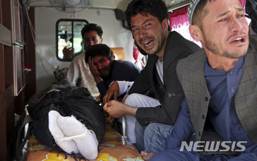 【카불=AP/뉴시스】 11일 아프가니스탄 수도 카불의 관공서 앞에서 한 명이 자살폭탄을 터트려 최소 12명을 살해하고 31명을 다치게 했다. 지난 4일에도 카불에서 이슬람 성직자 모임을 겨냥한 자살 폭탄 테러가 발생해 14명이 숨졌다. 희생자와 부상자들이 응급차를 탄 채 고통을 호소하고 있다.