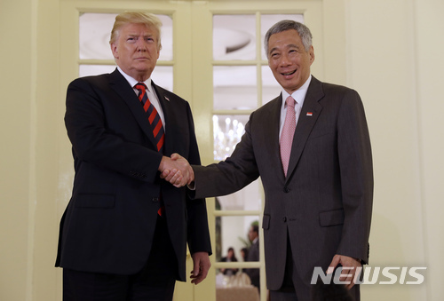 도널드 트럼프 대통령이 북미정상회담 전날인 11일 리셴룽 싱가포르 총리와 회담을 가졌다. 이날 싱가포르 대통령궁 ‘이스타나’를 방문한 트럼프 대톨여이 리 총리와 손을 잡고 있다. (출처: 뉴시스)