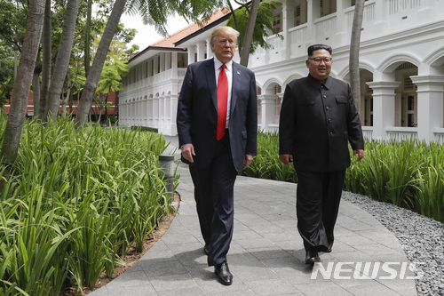 김정은 북한 국무위원장(오른쪽)과 도널드 트럼프 미 대통령이 12일 싱가포르 센토사섬에 있는 카펠라 호텔에서 오찬을 마친 뒤 산책하고 있다. (출처: 뉴시스)