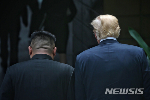 12일 김정은 북한 국무위원장과 도널드 트럼프 미국 대통령이 싱가포르 카펠라 호텔에서 정상회담을 연 가운데 양 정상이 함께 걷고 있다. (출처: 뉴시스)