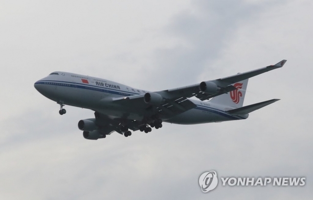북미정상회담이 열린 12일 오후 김정은 북한 국무위원장이 북미정상회담 참석차 싱가포르행에 이용했던 중국국제항공 소속 보잉 747기가 싱가포르 창이 공항에 도착하고 있다. (출처: 연합뉴스)