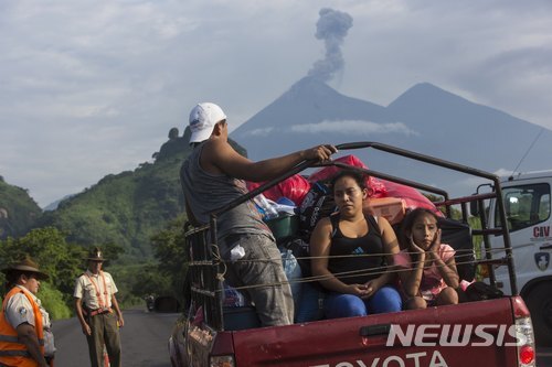 (AP Photo/뉴시스) 과테말라 화산 폭발로 집을 떠난 피난민들이 산 미구엘 로스 로테스 지역의 정부의 검문소에서 멈춰있다.