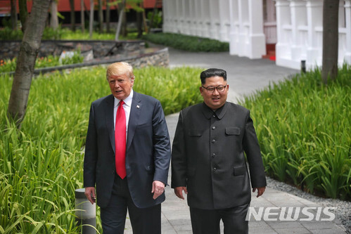 12일 김정은 북한 국무위원장과 도널드 트럼프 미국 대통령이 싱가포르 센토사섬 카펠라 호텔에서 업무오찬을 한 뒤 산책하고 있다.(출처: 뉴시스)
