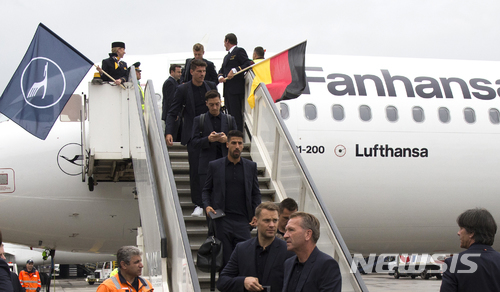 【모스크바=AP/뉴시스】12일(현지시간) 러시아 모스크바 브누코보 공항에 도착한 독일 축구대표팀 선수들이 비행기에서 내리고 있다.