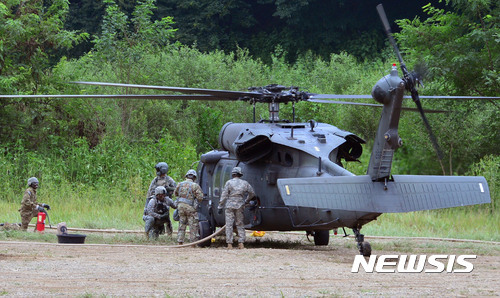 지난해 8월 경기 파주시 접경지역에서 한미 을지프리덤가디언(UFG) 합동군사연습에 참가한 미군 블랙호크 헬기가 급유를 하고 있다. (출처: 뉴시스)